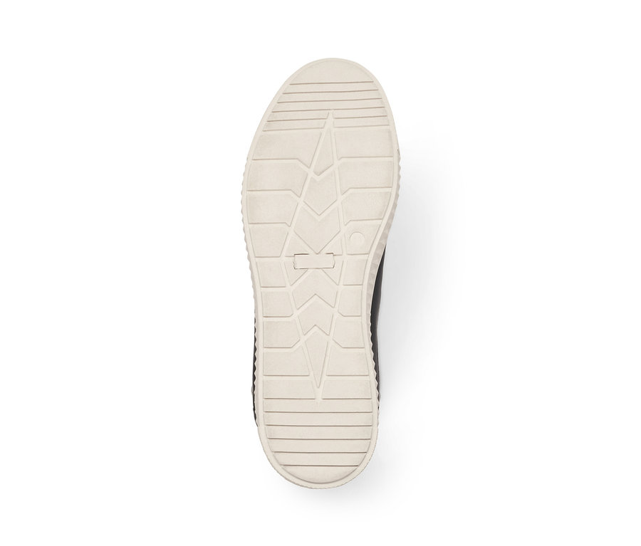 Egy bőr sneaker cipő talpa, geometrikus mintával.