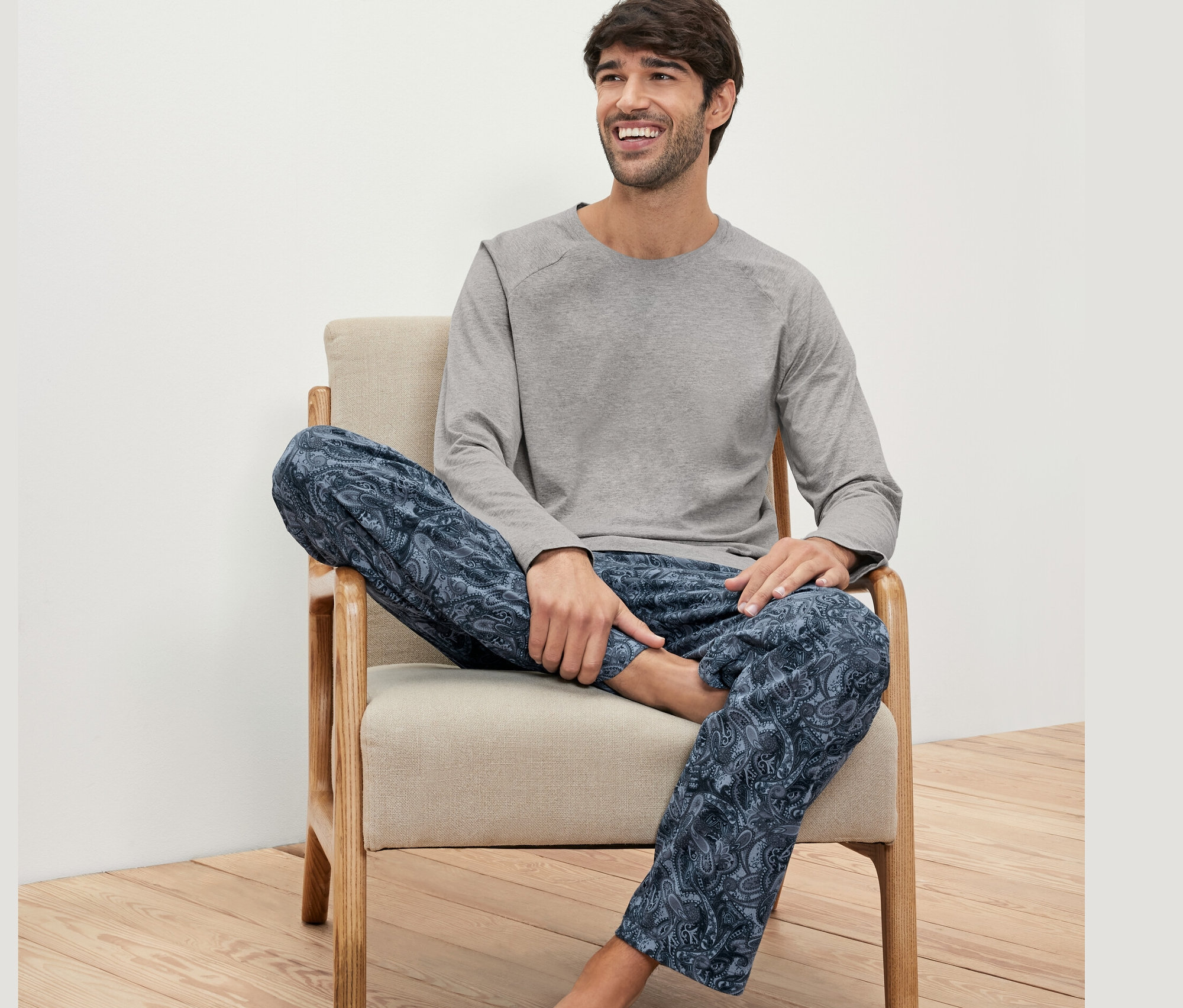 Férfi ül egy székben, pizsama van rajta.