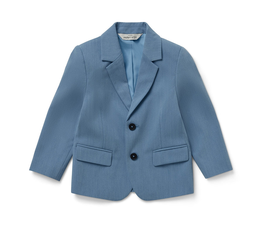 Egy kék kisfiú zakó fekszik fehér háttéren.