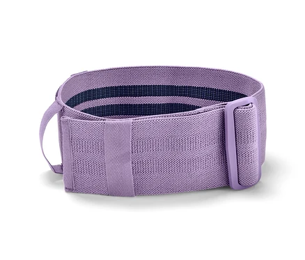 Lila, állítható fitneszszalag fekszik fehér háttéren.
