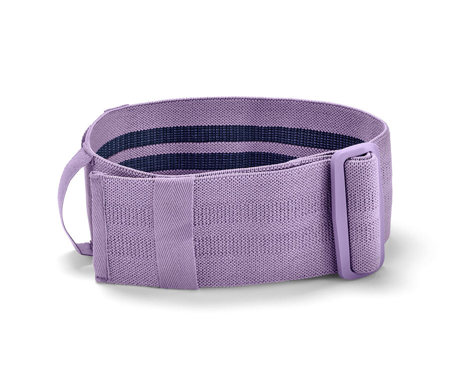 Lila, állítható fitneszszalag fekszik fehér háttéren.