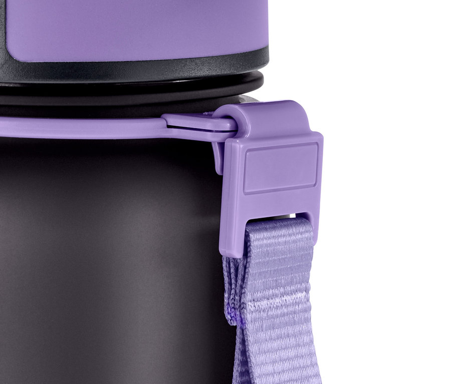 Egy fekete kulacs részlete lila kupakkal és pánttal.