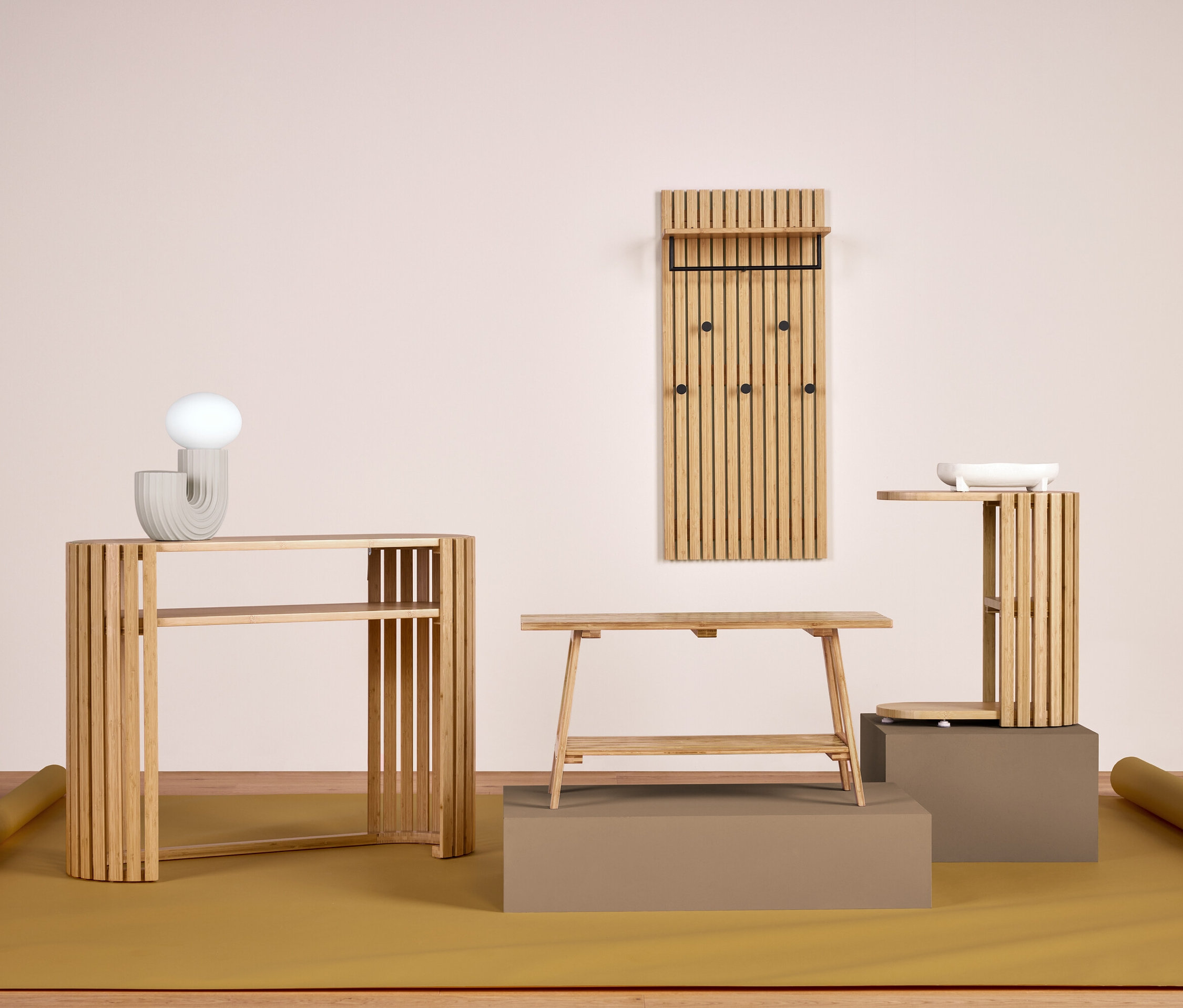 Világos fa bútorok egy szobában elrendezve.