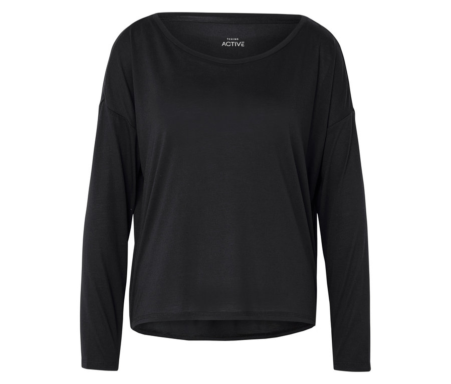 Egy fekete, hosszú ujjú póló.