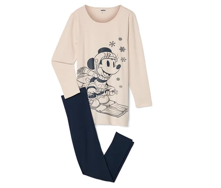 Egy bézs színű, hosszú ujjú pizsama felső, amelyen Mickey egér látható síelés közben, valamint egy sötétkék pizsama alsó.