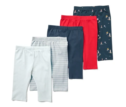 Öt darab tengerész stílusú 3/4-es leggings gyerekeknek, világoskék, világoskék csíkos, sötétkék, piros és világítótornyos-hajós mintájú sötétkék színben.