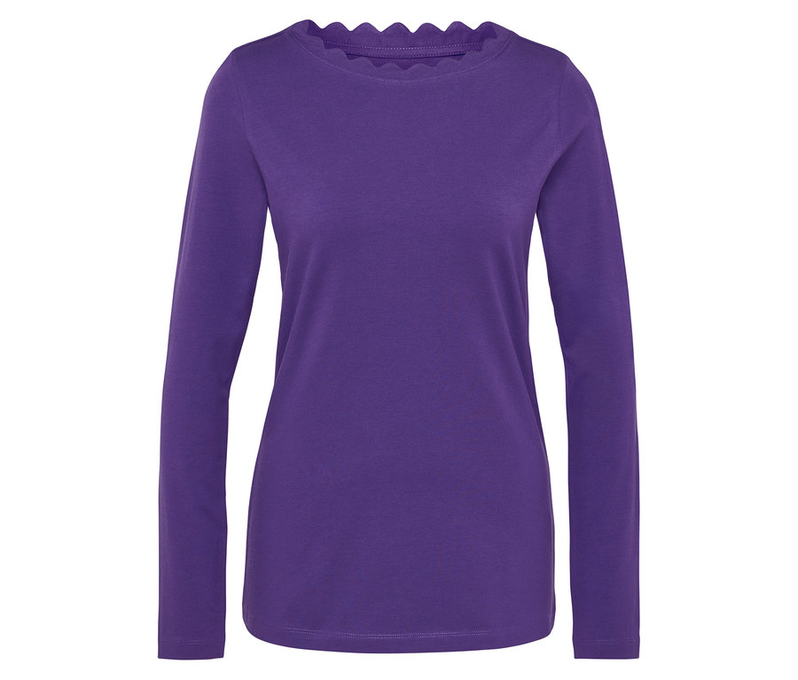Lila hosszú ujjú póló dekoratív szegéllyel a nyak körül.