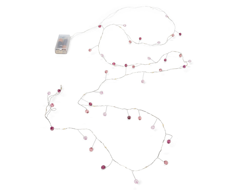 Lámpafüzér apró rózsaszín gyöngyökkel és elemtartóval fehér háttéren.