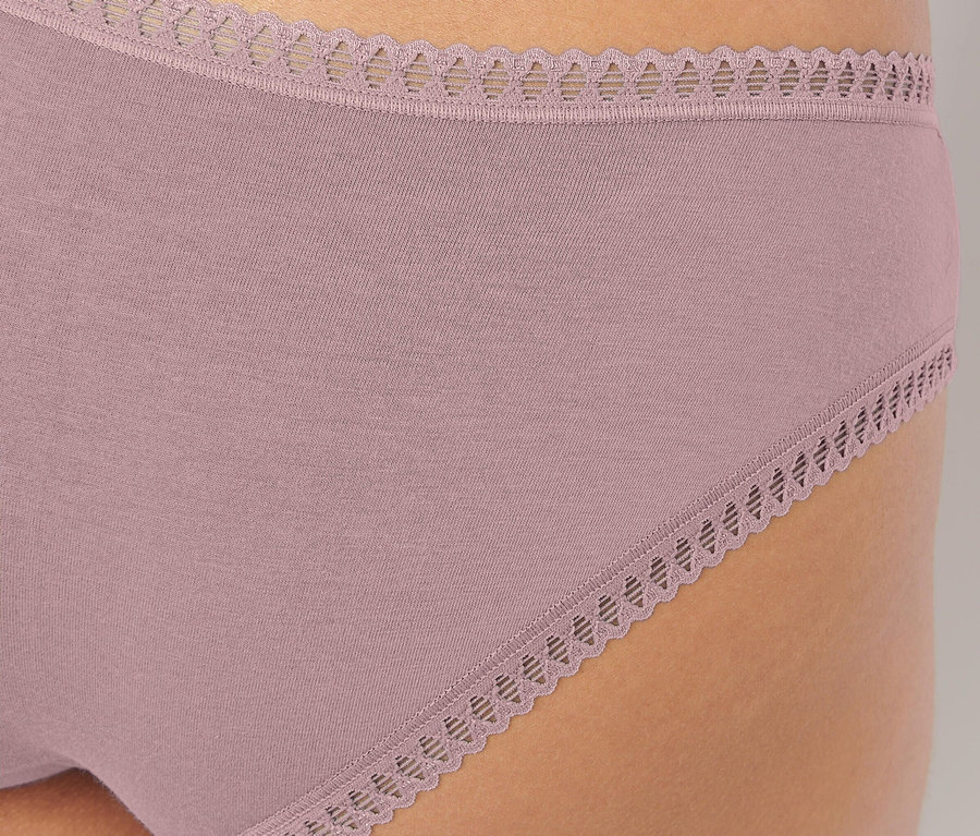 Közelkép egy rózsaszín 3 darabos Sloggi Go Crush hipster alsóról.