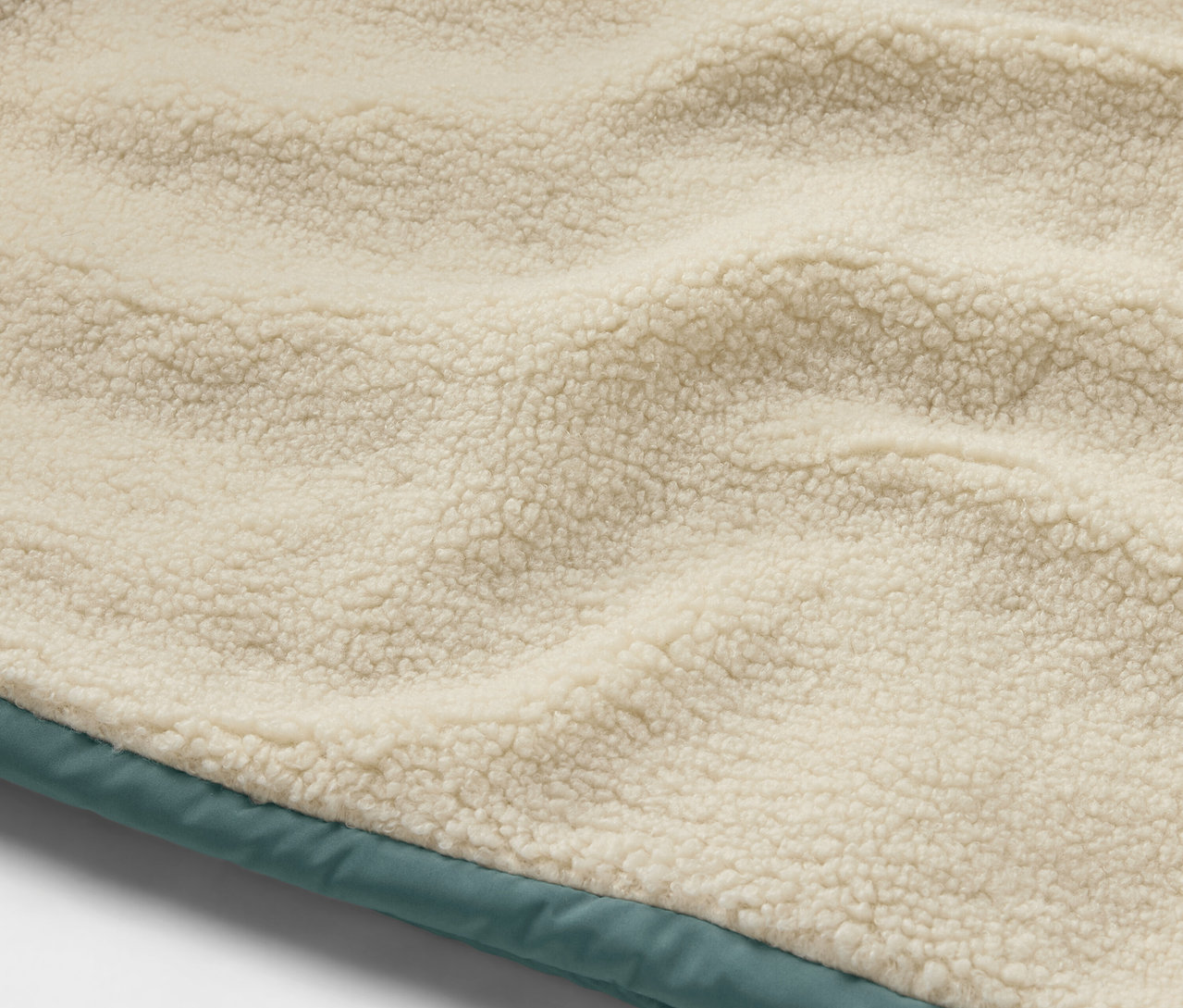 A plüss, steppelt gyerekmellény részlete.