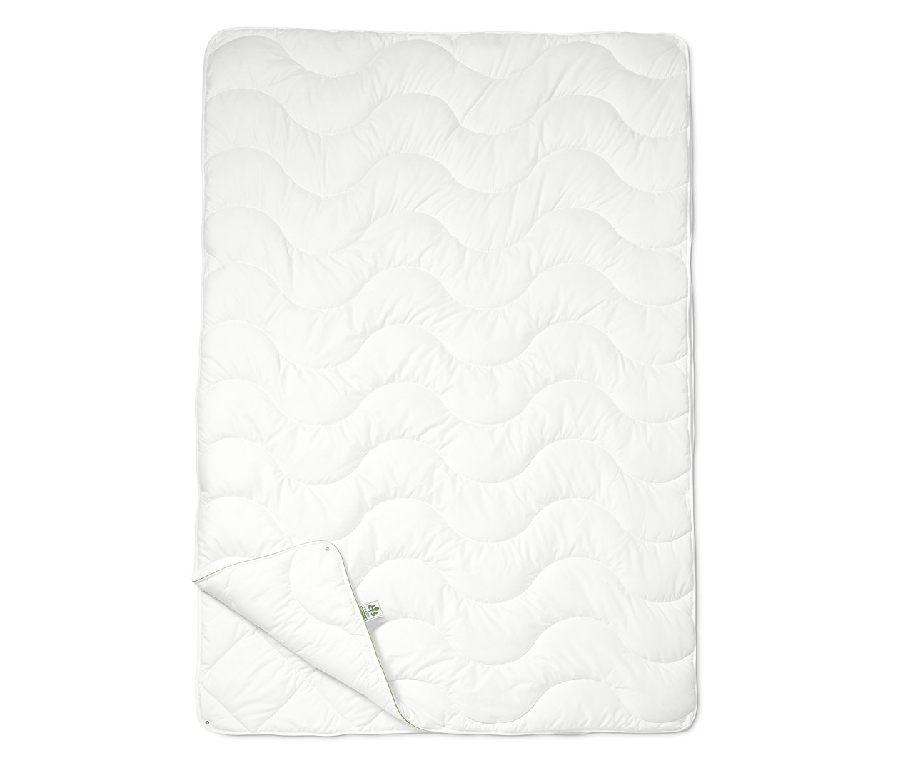 Egy fehér irisette® greenline 4 évszakos steppelt paplan hullámos steppeléssel.