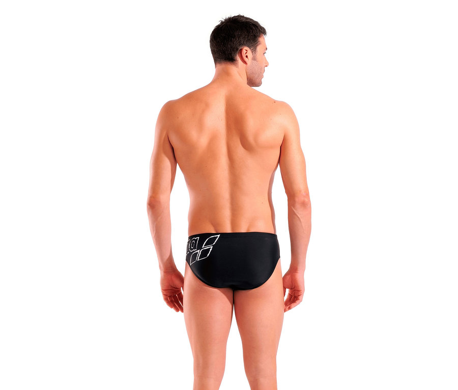 Férfi háttal a kamerának, fekete arena márkájú Scratchy úszónadrágot visel.