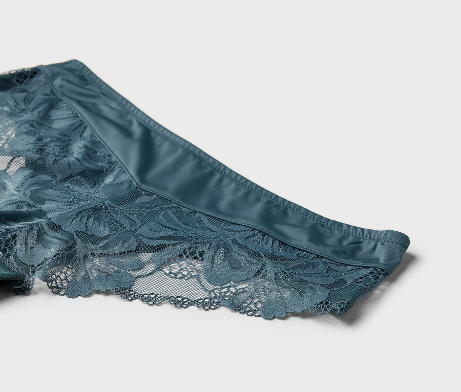 Kék csipkés bugyi részletfotója.