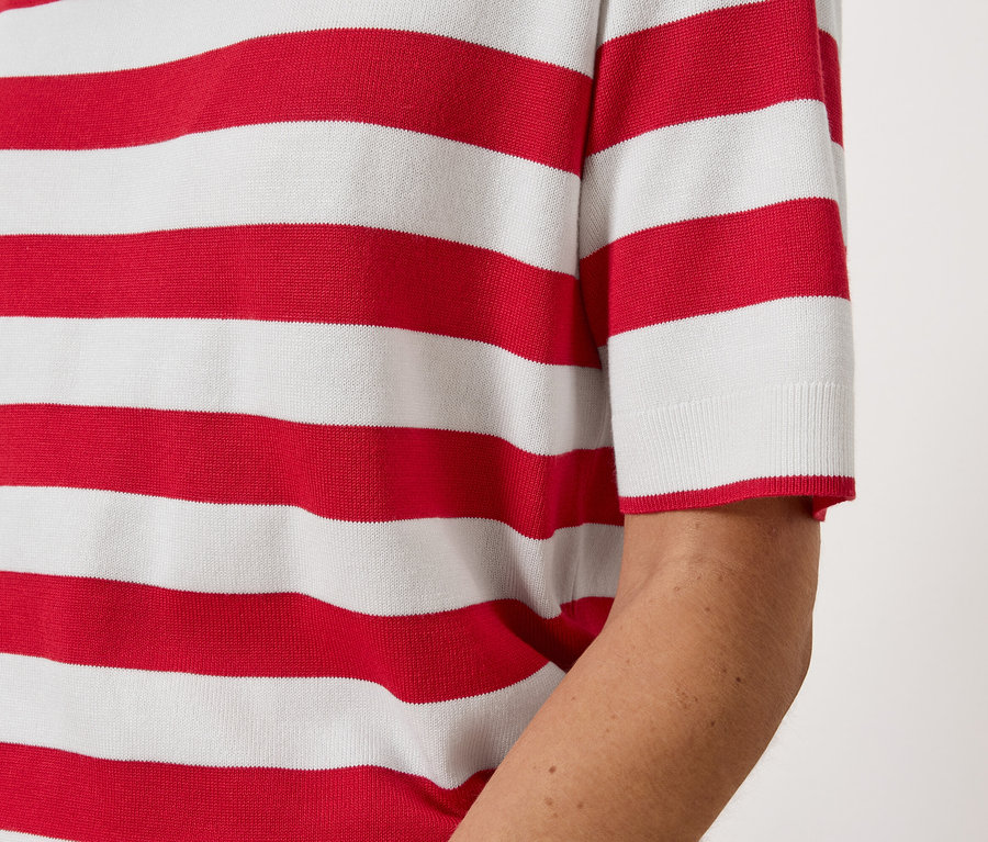 Piros-fehér csíkos felső egy alakon.