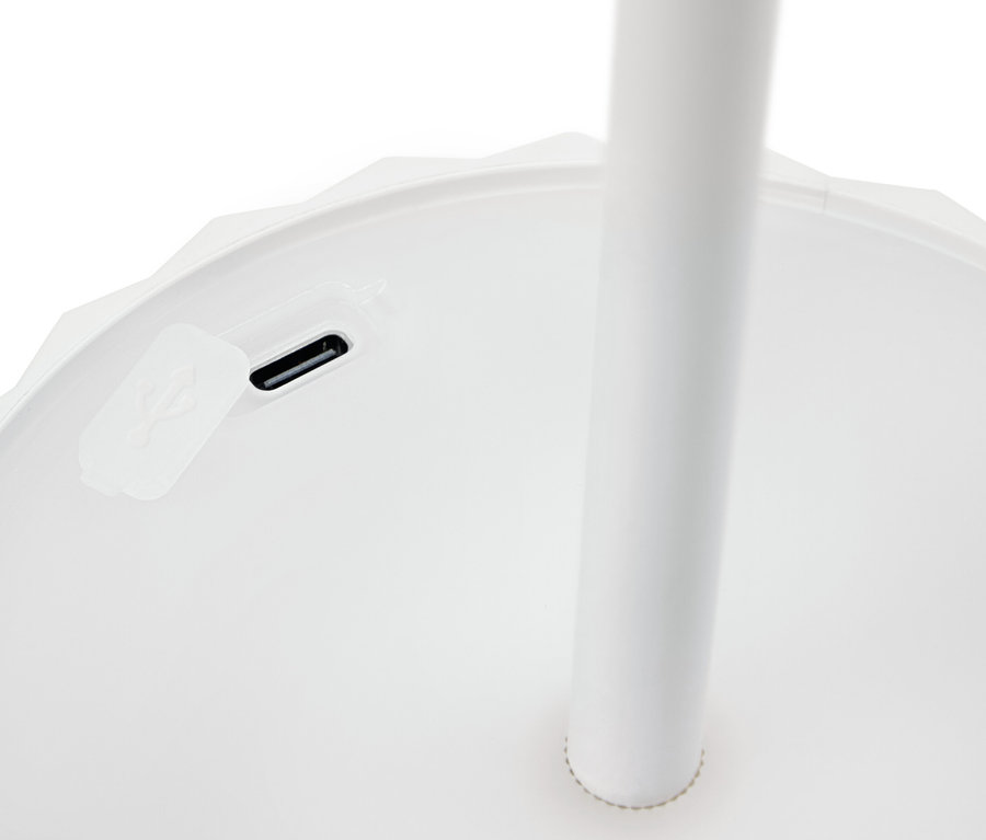 Fehér lámpatalp USB-C töltőporttal és fehér rúddal.