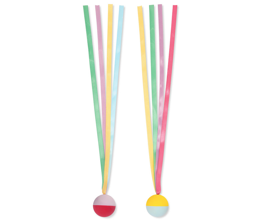 Két dekoráció színes szalagokkal és félgömb alakú medálokkal fekszik egy fehér háttéren.