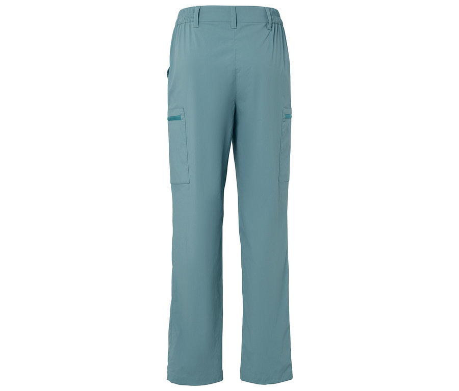 Világoskék nadrág zsebekkel.