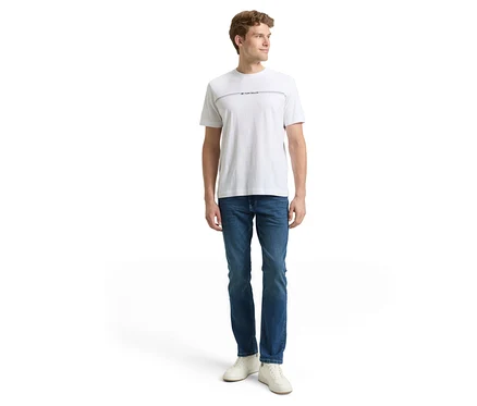 Férfi farmerben és pólóban. Tom Tailor TT MARVIN STRAIGHT sztreccs farmert visel, koptatott kőmosott kék denim.