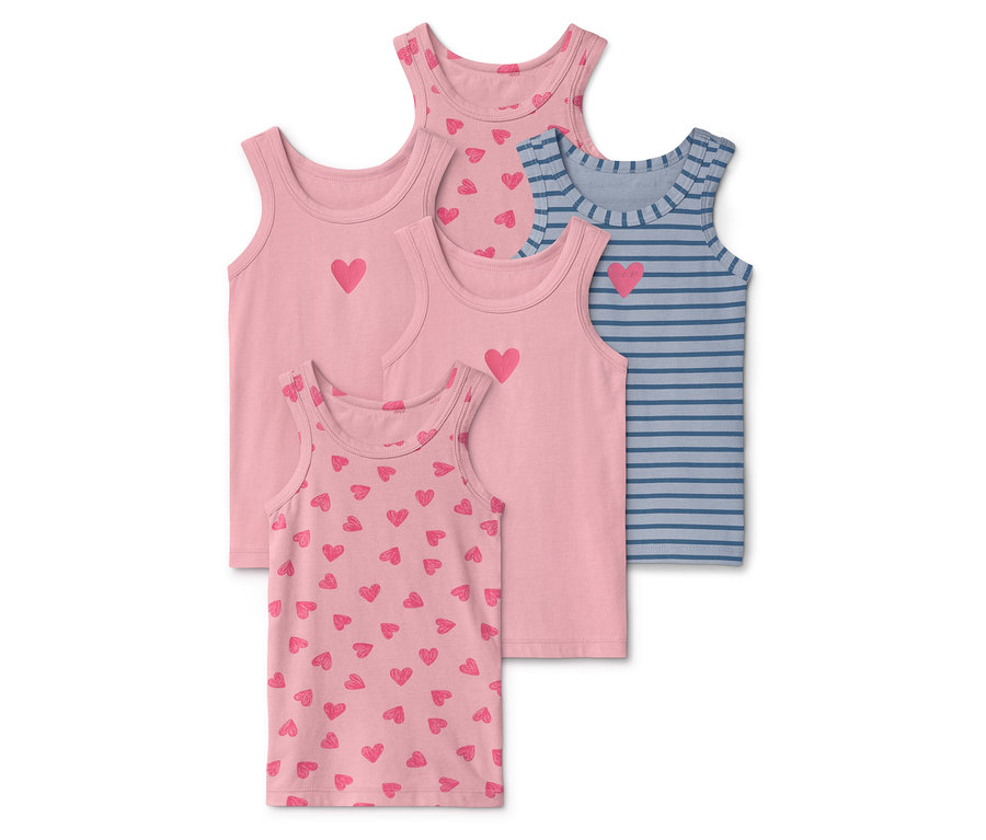 Négy ujjatlan felső fekszik egymáson, három rózsaszín, egy vagy több rózsaszín szívvel, egy pedig kék csíkos, egy rózsaszín szívvel.