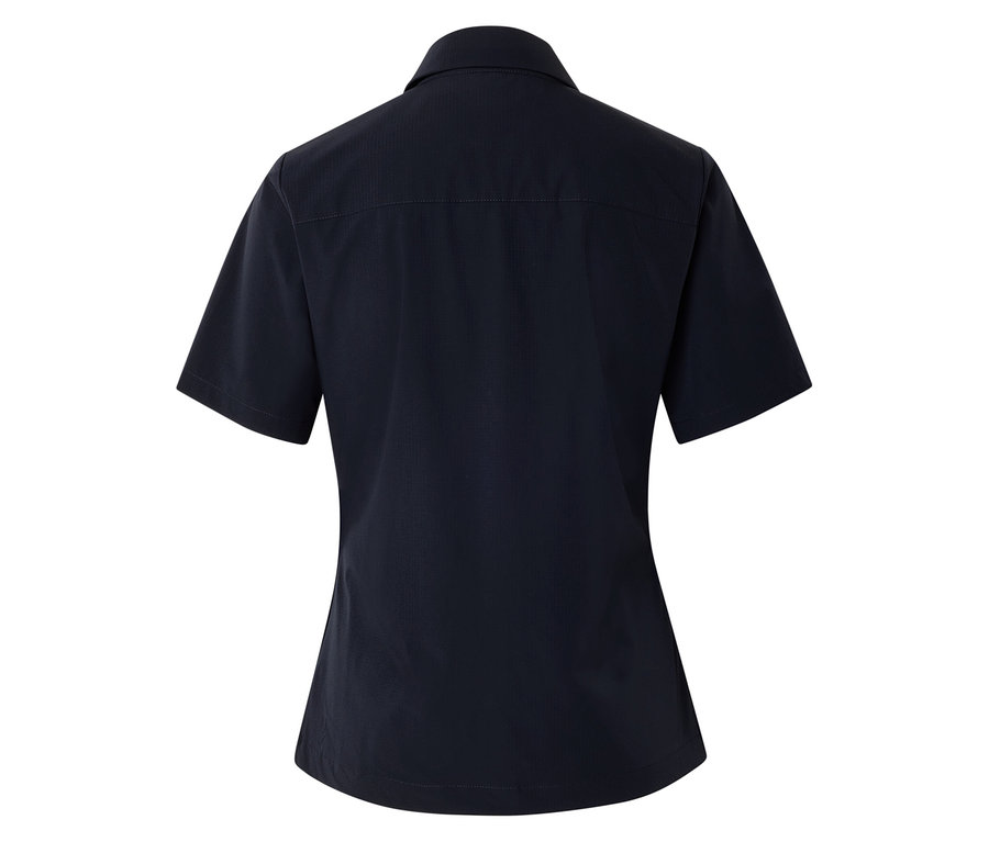 Hátulnézet egy sötétkék, rövid ujjú, galléros ingről.