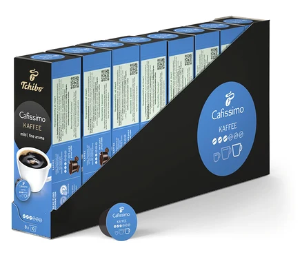 Sorban álló Cafissimo Kaffee mild csomagok. Elöl egy kapszula.