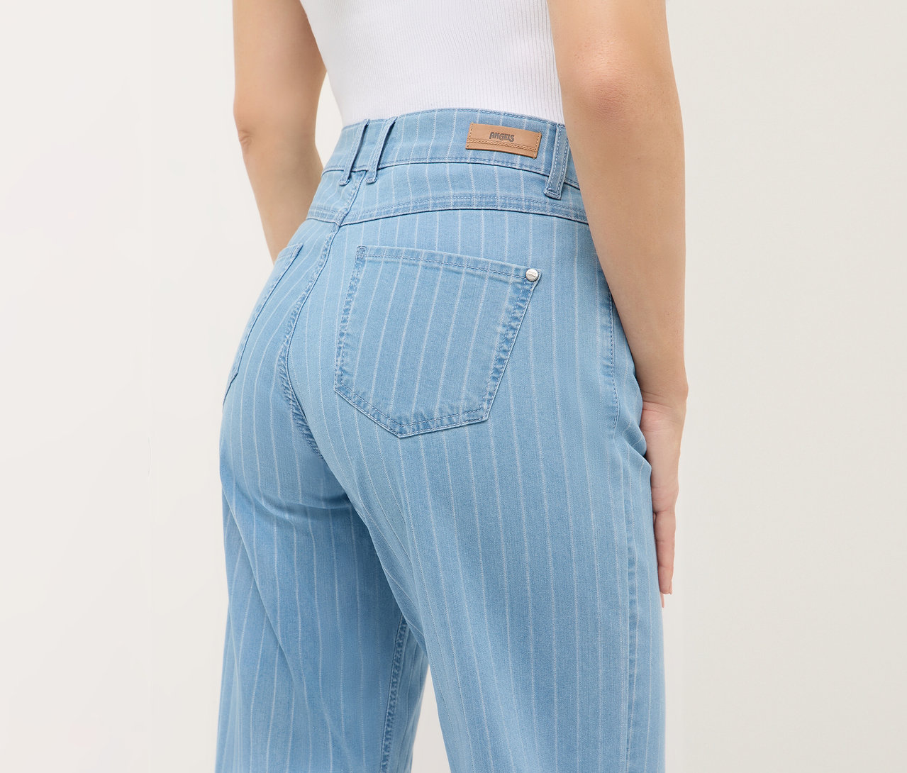 Hátulról látható nő világoskék csíkos Angels denim »Liz« bőszárú farmernadrágban.