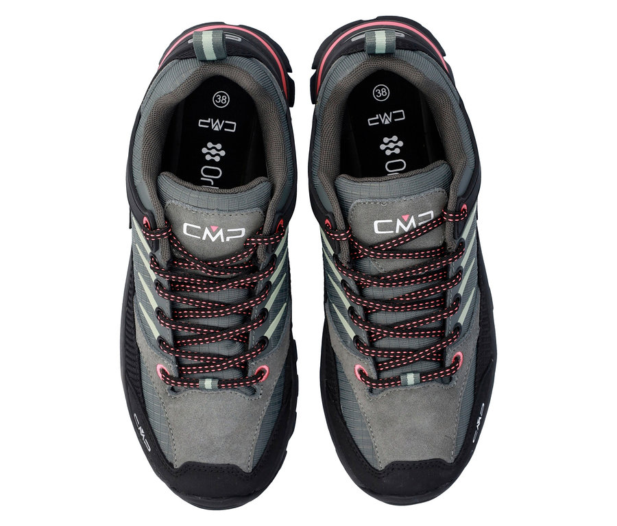 Felülnézet egy pár szürke CMP túracipőről fekete-piros fűzőkkel.
