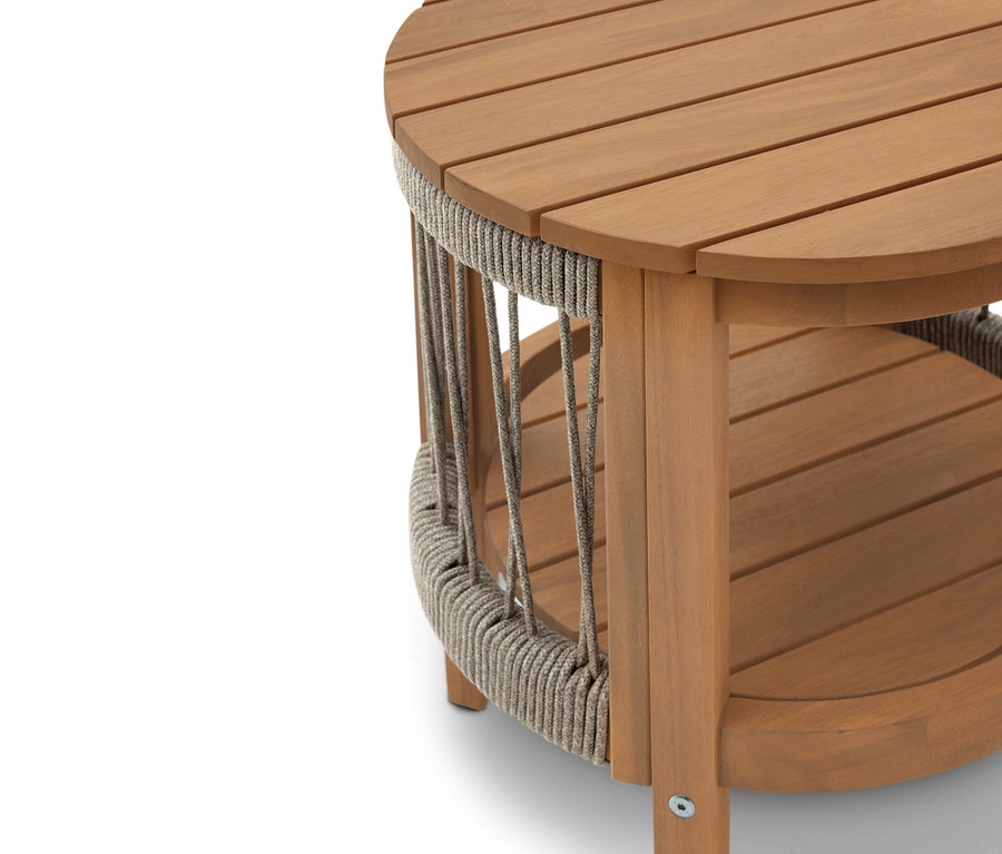 Közeli kép egy kerek fa asztalról polccal és kötél részletekkel.