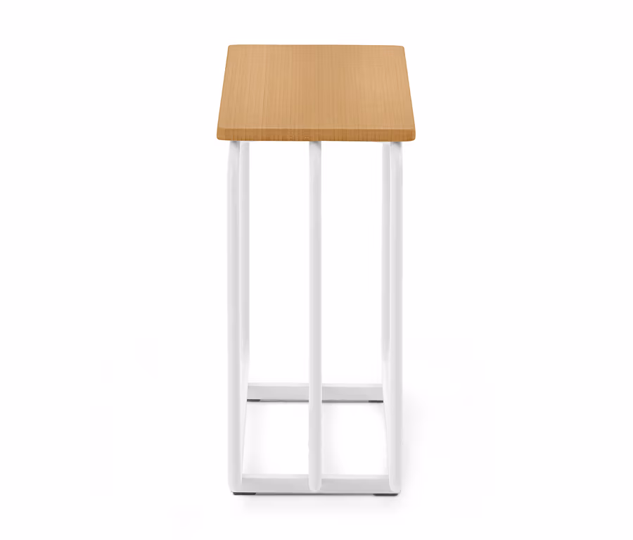 Kisméretű téglalap alakú asztal világosbarna fa lappal és fehér fém lábakkal, fehér háttér előtt.