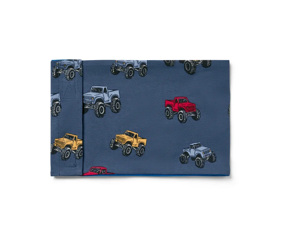 Szövet szürke, piros és sárga monster truck mintával, kék háttéren.