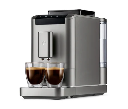 Egy »Esperto2 Caffè« automata kávéfőző, Titanium Silver színben, két kávéval teli pohárral.