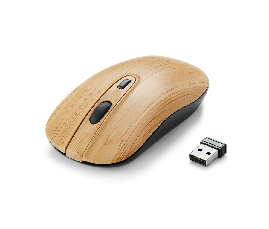 Egy fa hatású vezeték nélküli egér és egy USB-csatlakozó fehér háttéren.