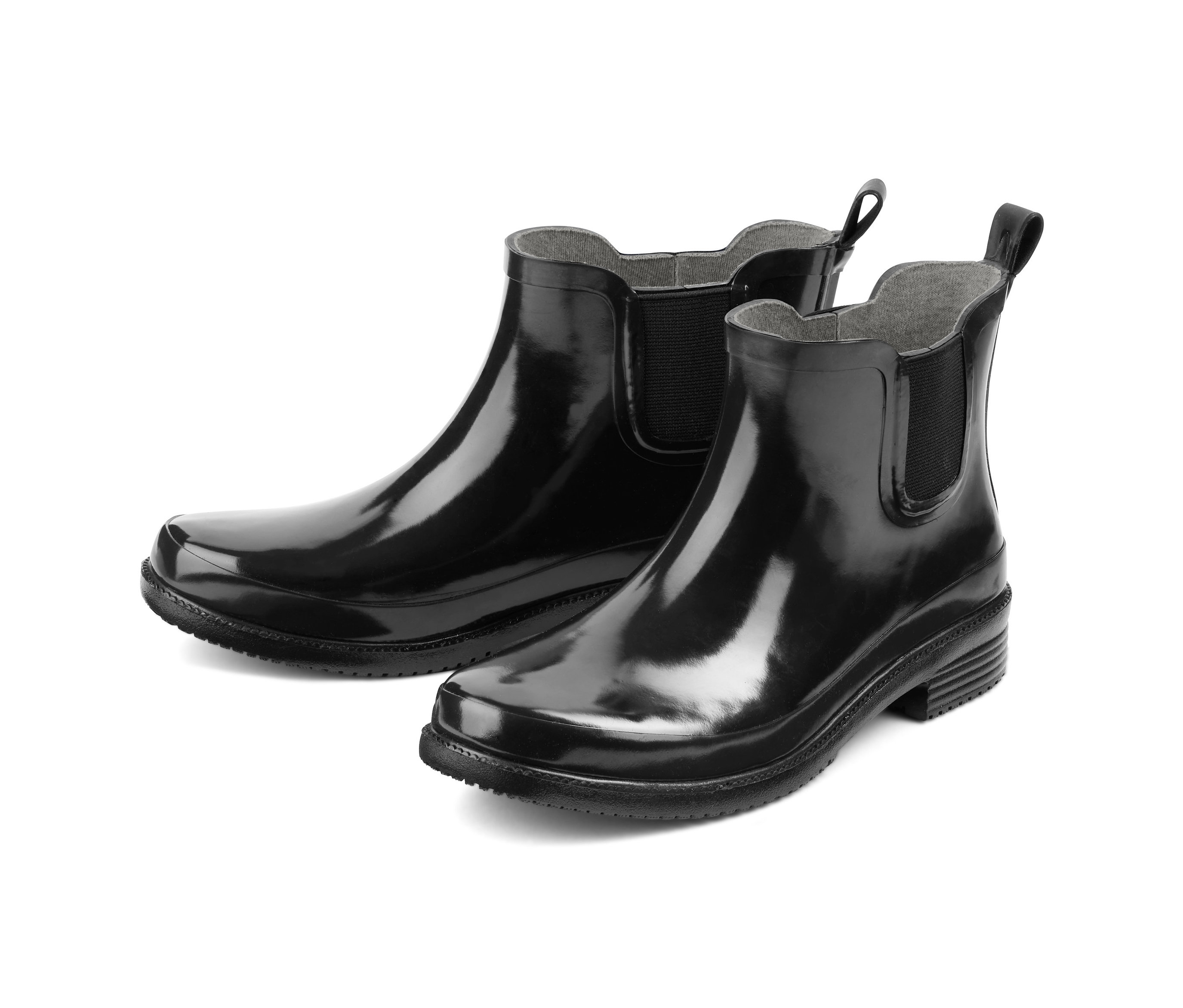 Két fekete női gumi bokacsizma fehér háttérrel.