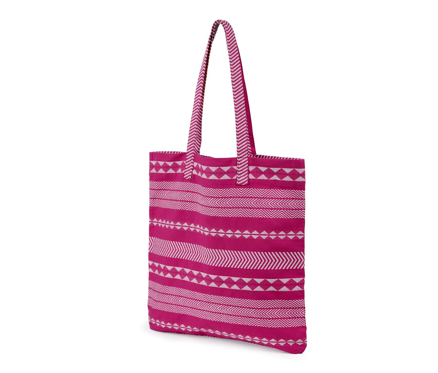 Egy rózsaszín táska fehér geometriai mintával.