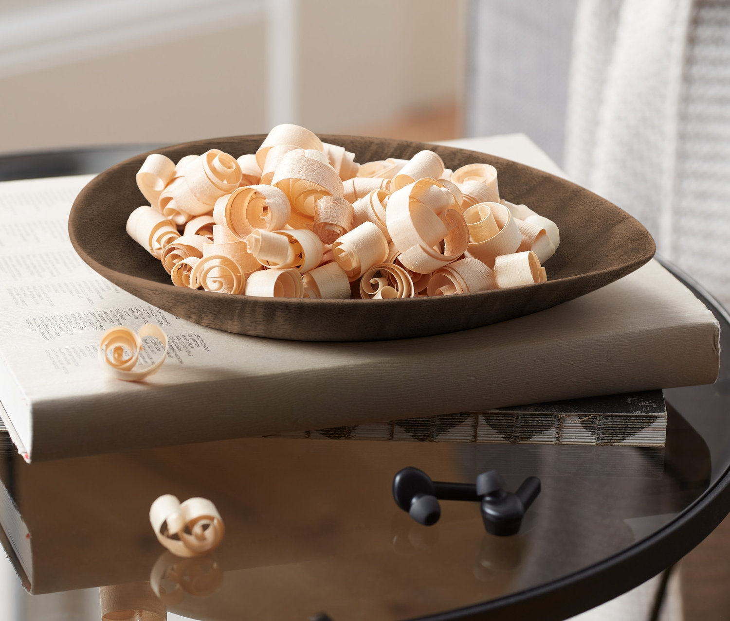 Tál cirbolyafenyő forgács, 25g, könyvön, asztalon.