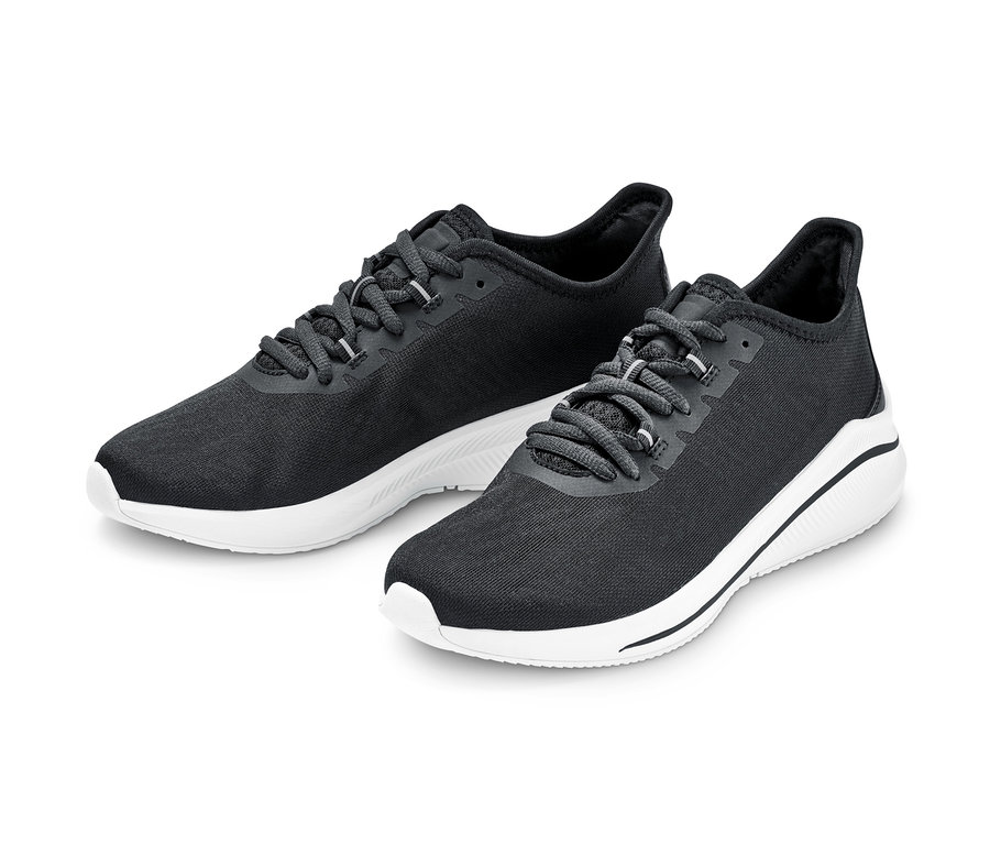 Két fekete sneaker fehér talppal.