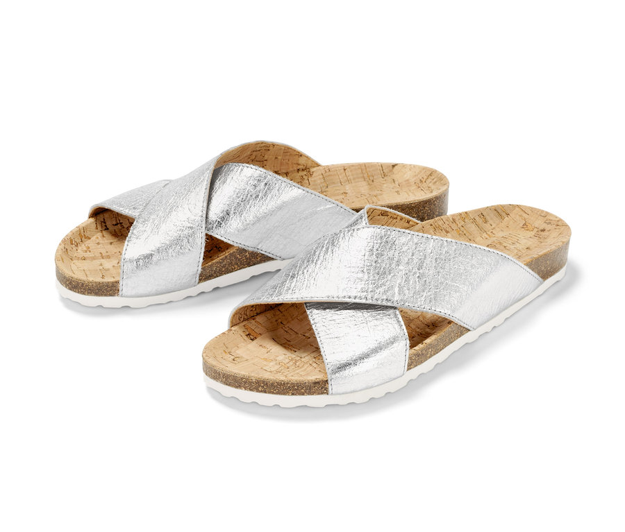 Két ezüst színű női papucs, parafa talppal.