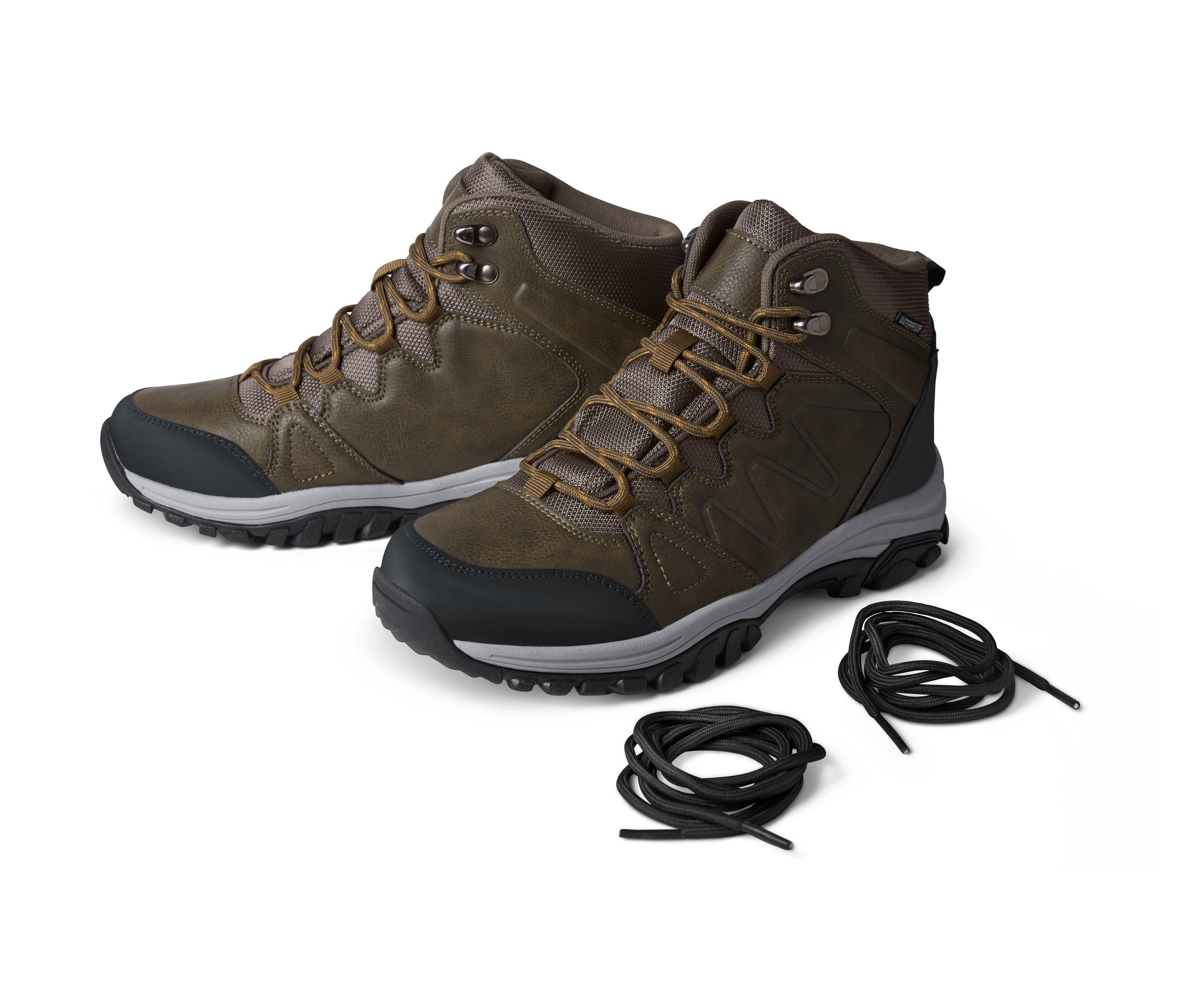 Két pár túrabakancs és két pár cipőfűző fekszik fehér háttér előtt.