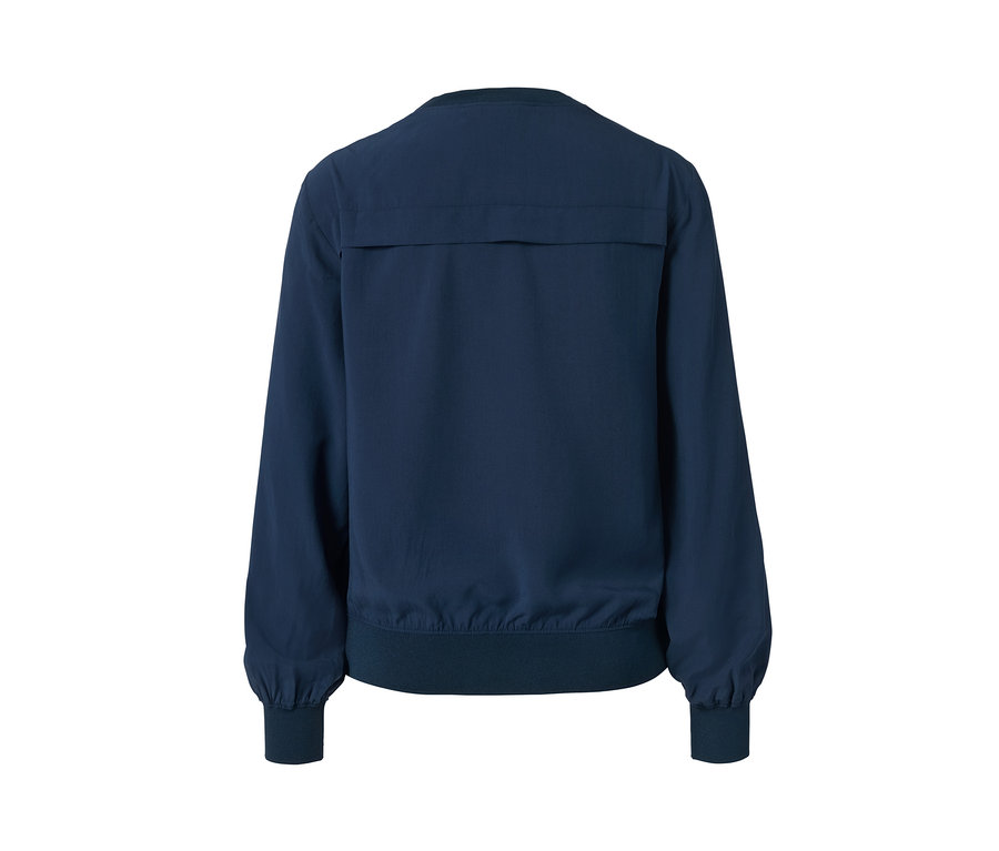 Egy sötétkék női hosszú ujjú blúz hátulnézete.