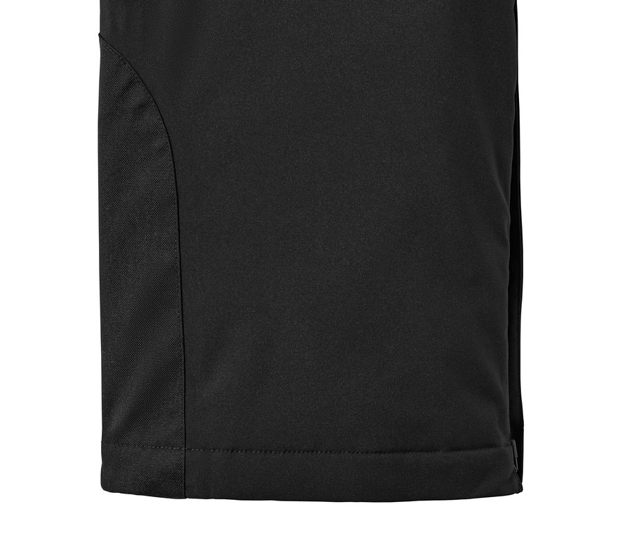 Egy fekete női sínadrág részlete.