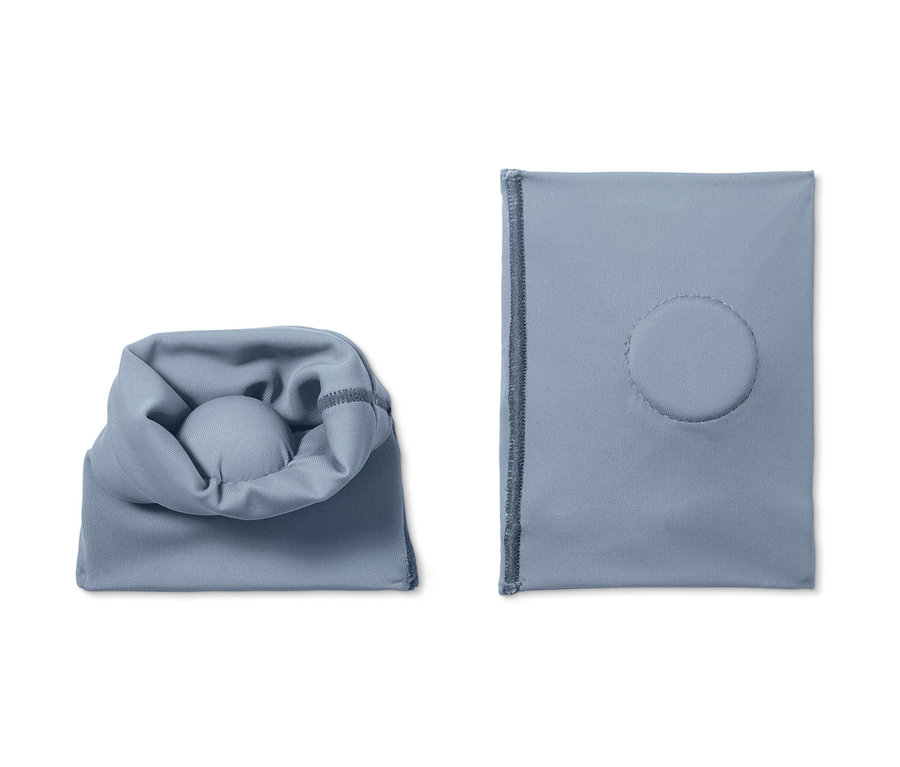 Két kék lábmasszírozó pánt, egy feltekerve és egy laposan.