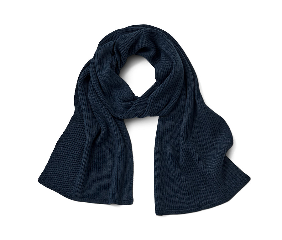Sötétkék kötött sál fehér háttérrel.