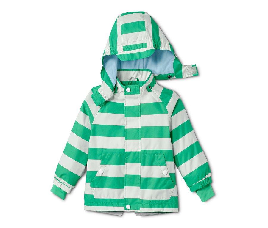 Zöld-fehér csíkos, újrahasznosított anyagból készült esőkabát kapucnival.