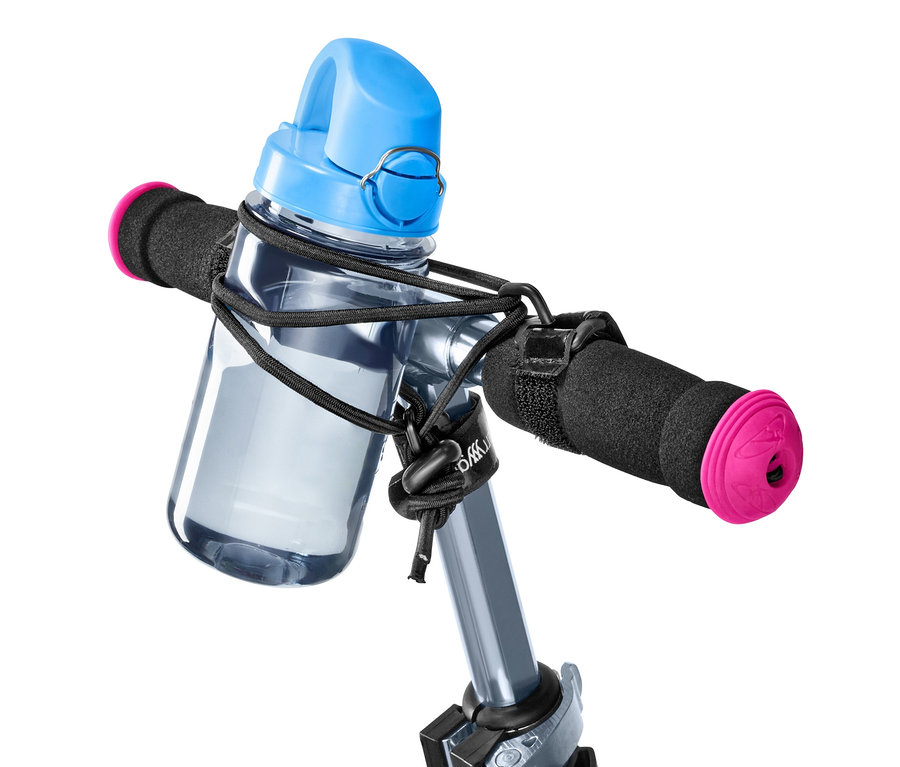 Egy kulacs van rögzítve egy kormányra egy kerékpáros csomagrögzítő pánttal.