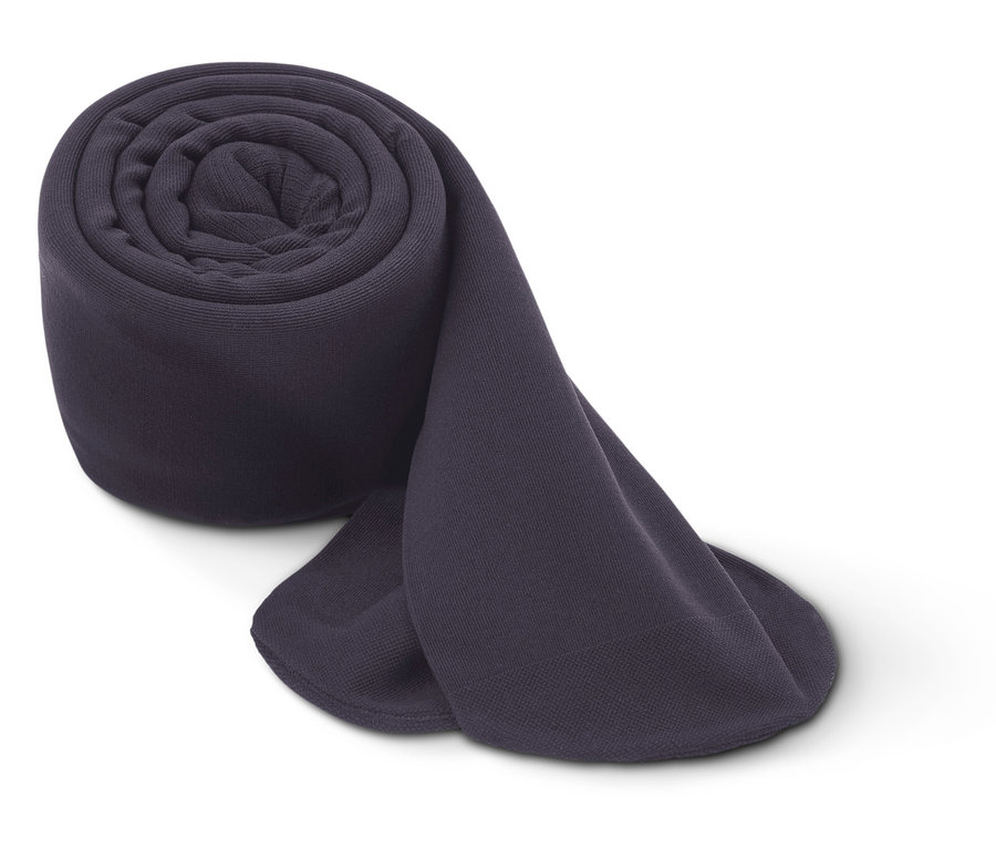 Egy feltekert 2 darabos női harisnya szett fehér háttérrel.