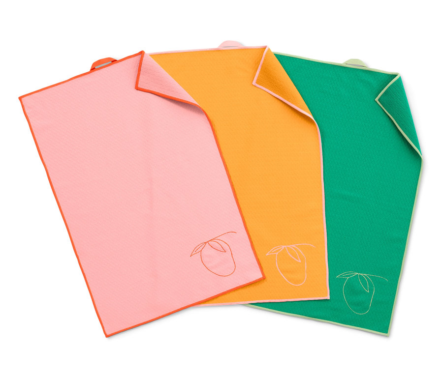 Három konyharuha gyümölcs hímzéssel. Egy rózsaszín, egy narancssárga és egy zöld.