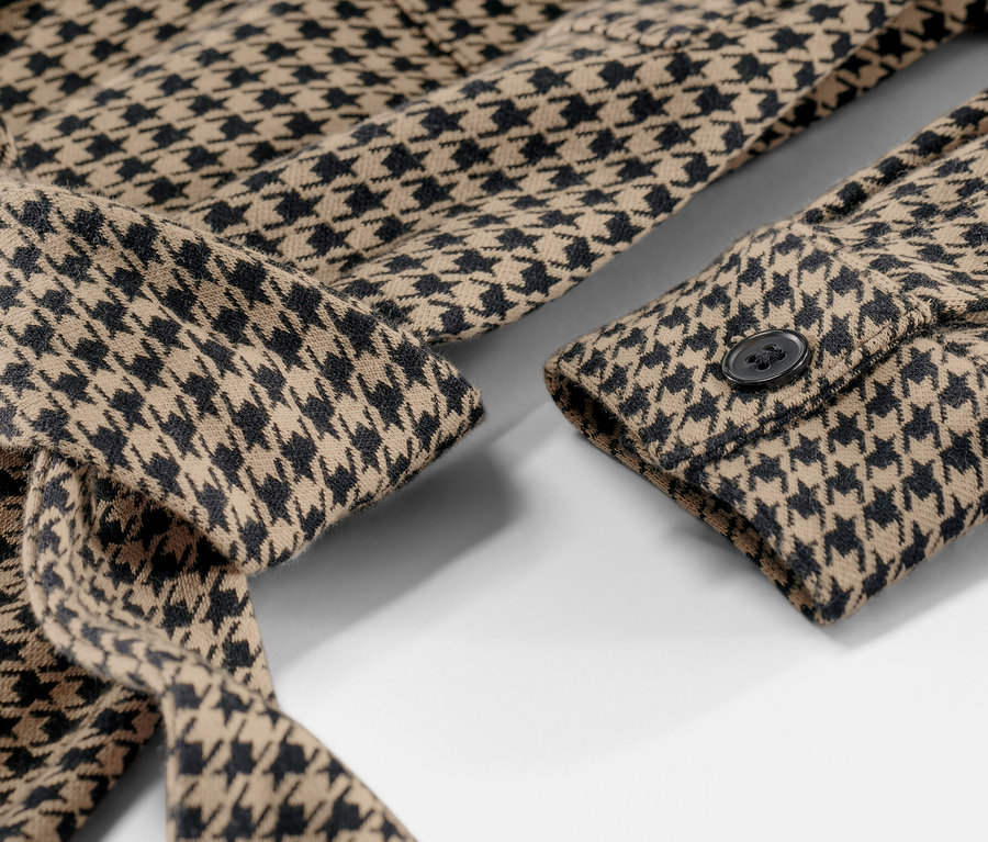 Egy tyúklábmintás női jacquard ruha részlete.