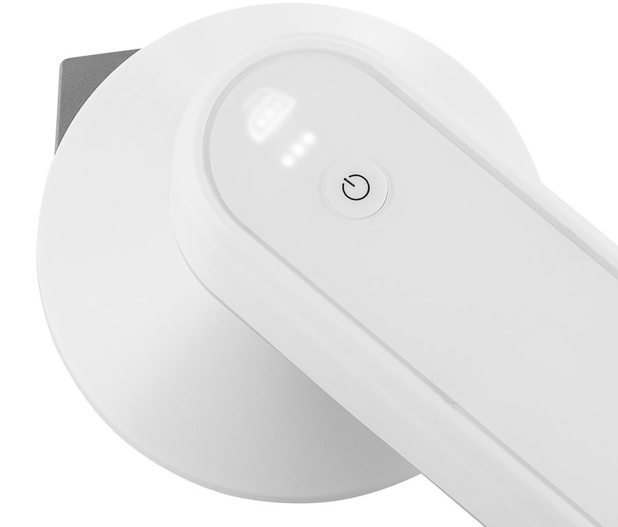 Közelkép egy akkumulátoros úti vasalóról külső akkumulátorral.