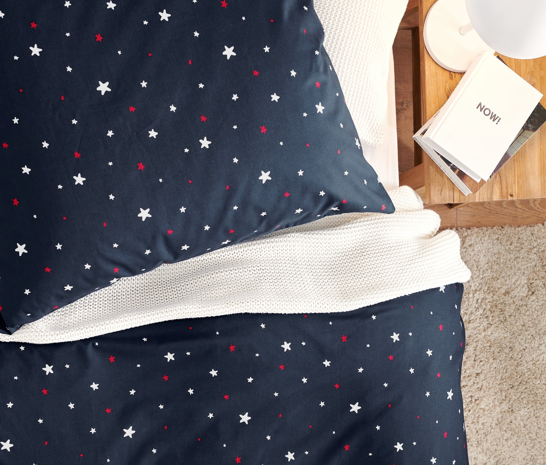Felülnézet prémium pamut ágyneműről csillagokkal, egyszemélyes, kétszemélyes és extra méretben.