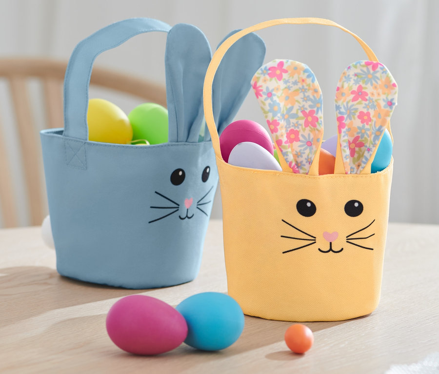 Két húsvéti tojásgyűjtő táska tojásokkal az asztalon.